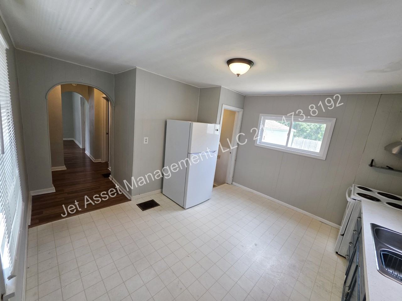 3037 E Elm St - Photo 5 of 9
