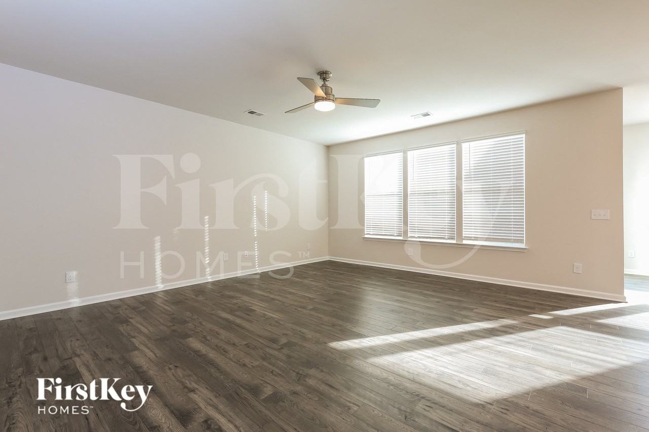 558 Hillpark Ln - Photo 3 of 15