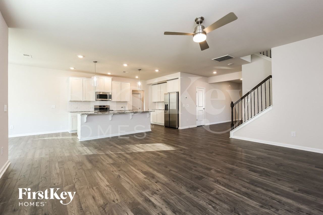 558 Hillpark Ln - Photo 4 of 15