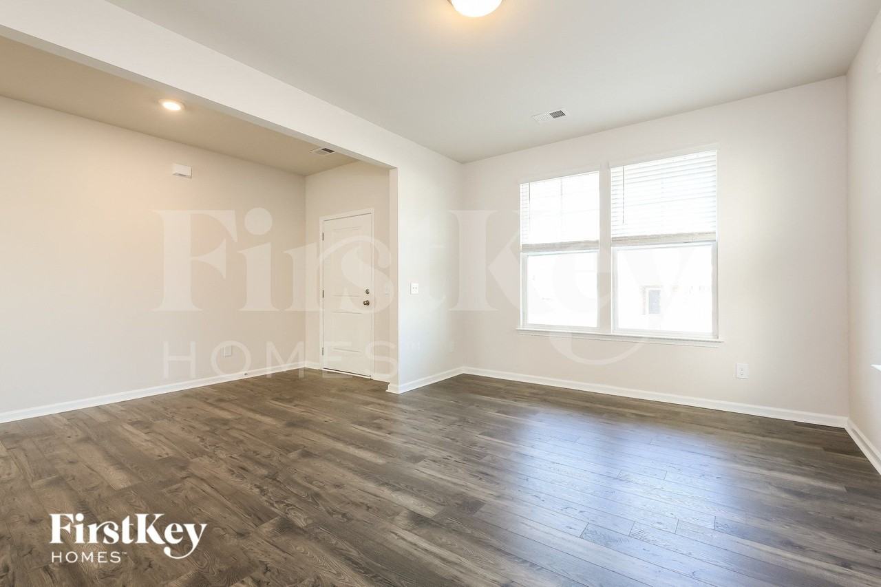 558 Hillpark Ln - Photo 5 of 15