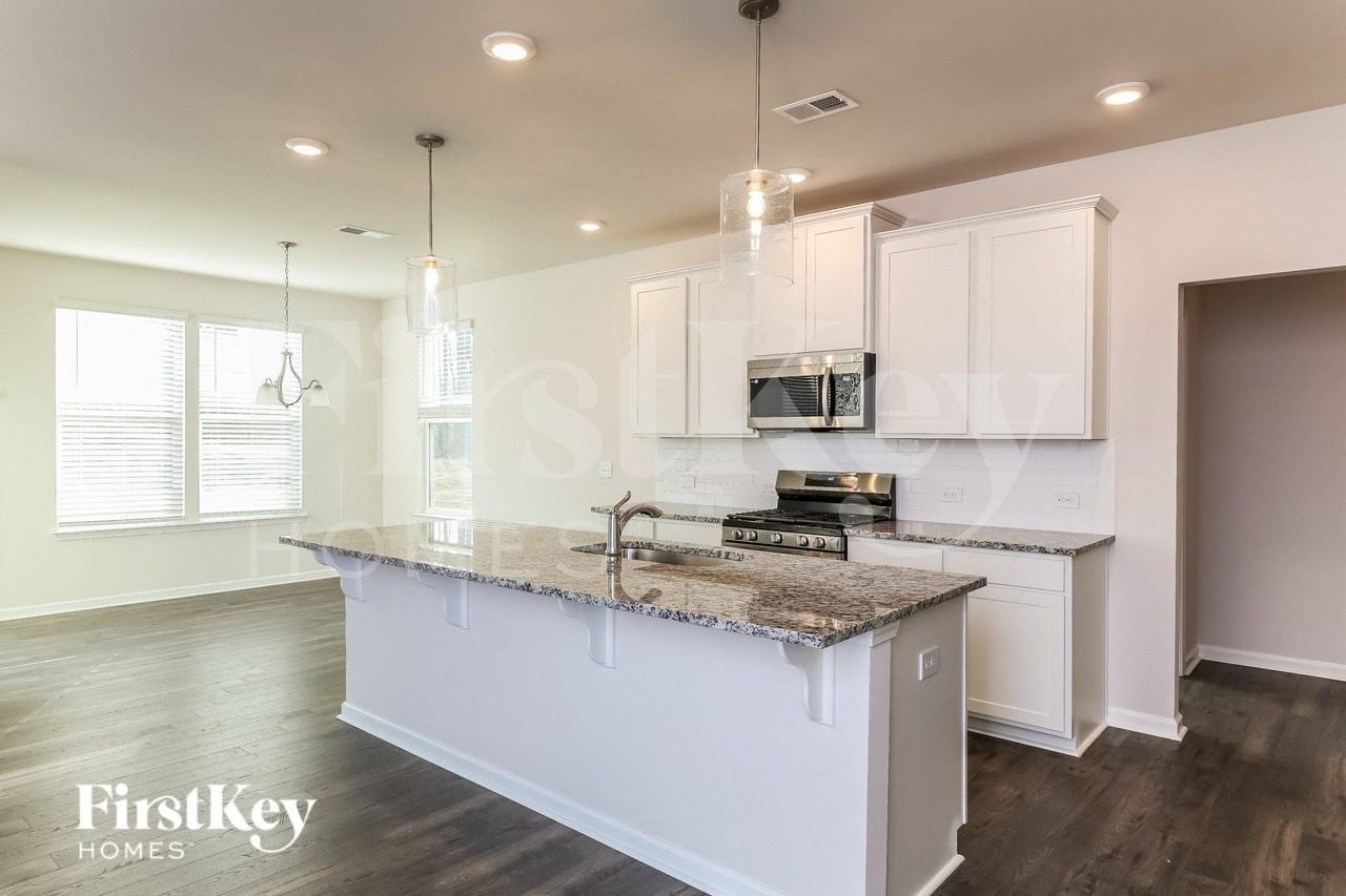 558 Hillpark Ln - Photo 6 of 15