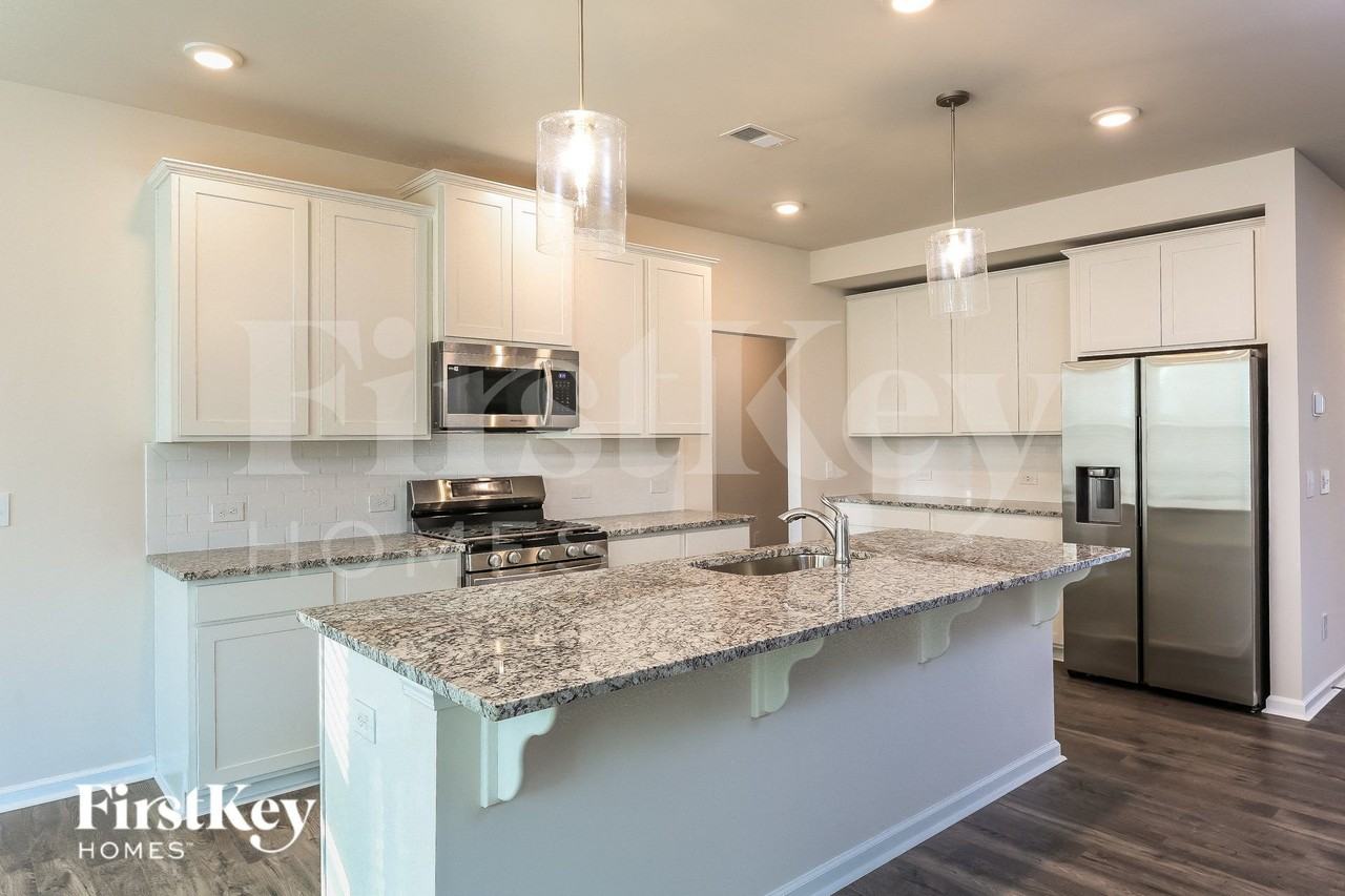 558 Hillpark Ln - Photo 7 of 15