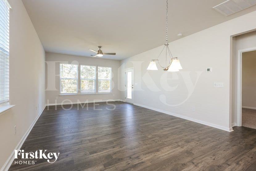 534 Hillpark Ln - Photo 4 of 15