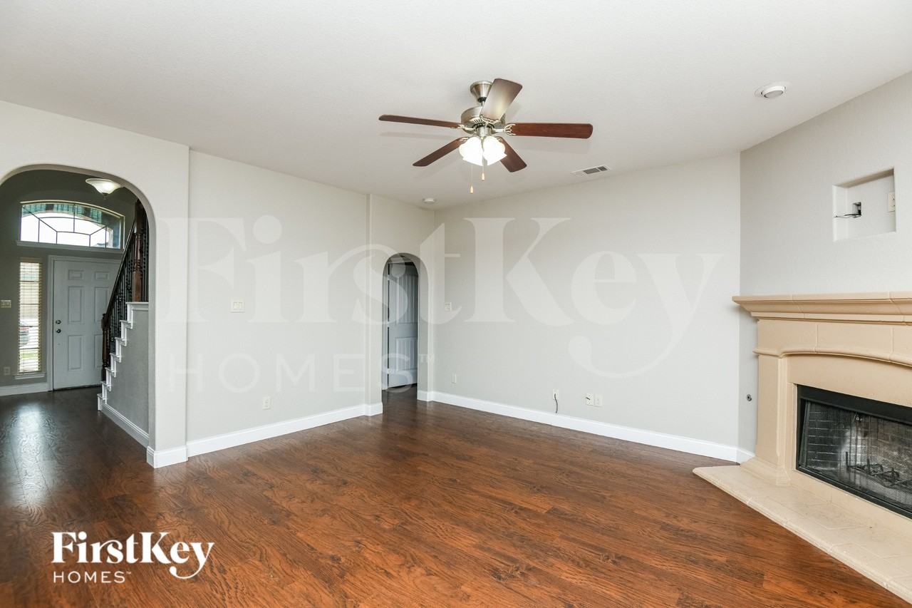 3017 Beaver Creek Dr - Photo 2 of 16