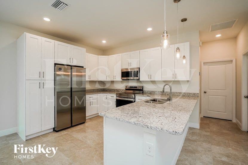 1706 Nw 28th St - Photo 6 of 15