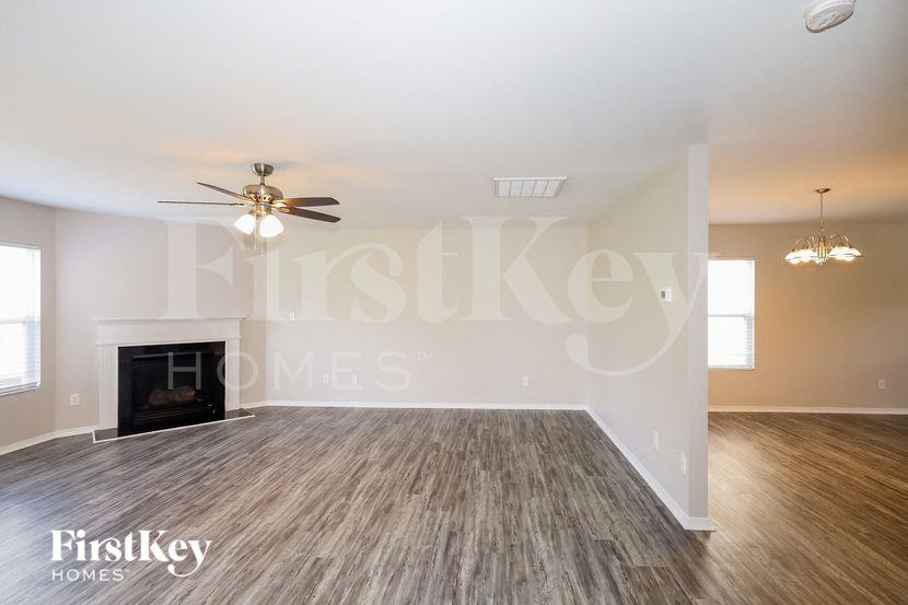 933 Silverberry St - Photo 3 of 15