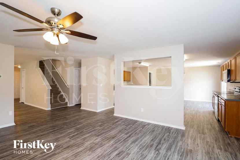 933 Silverberry St - Photo 4 of 15