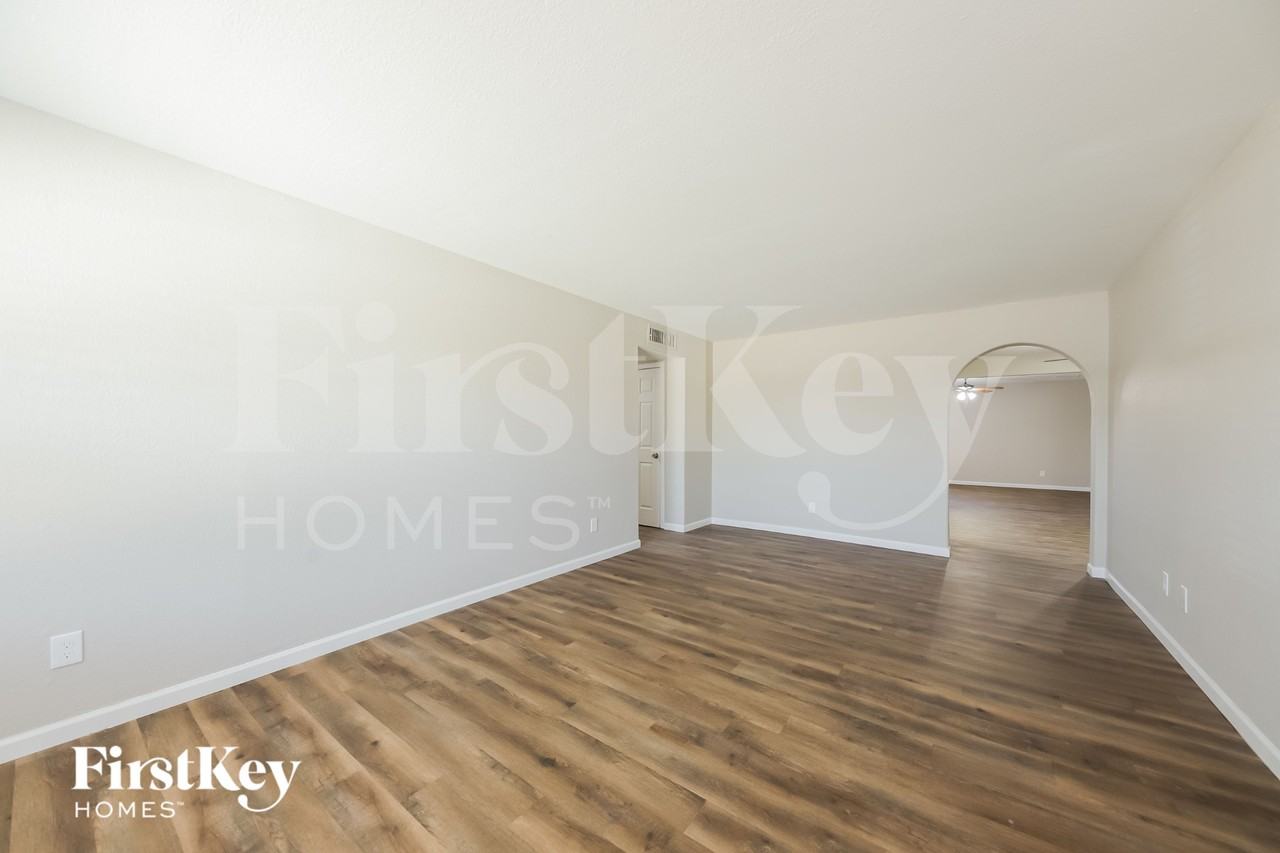 1419 W Ross Ave - Photo 3 of 15