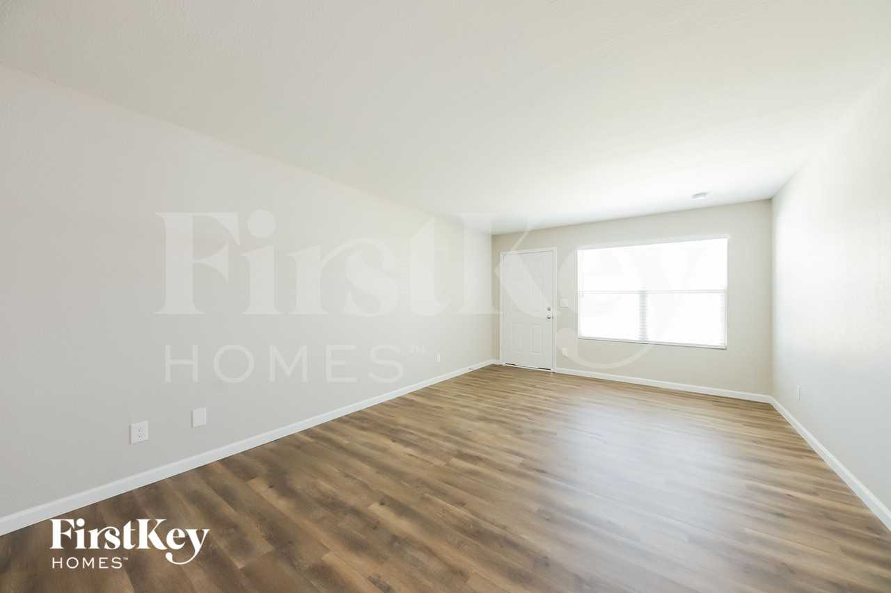 1419 W Ross Ave - Photo 4 of 15