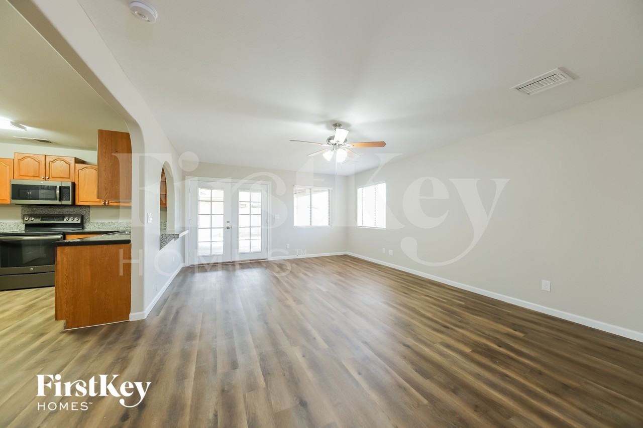 1419 W Ross Ave - Photo 7 of 15