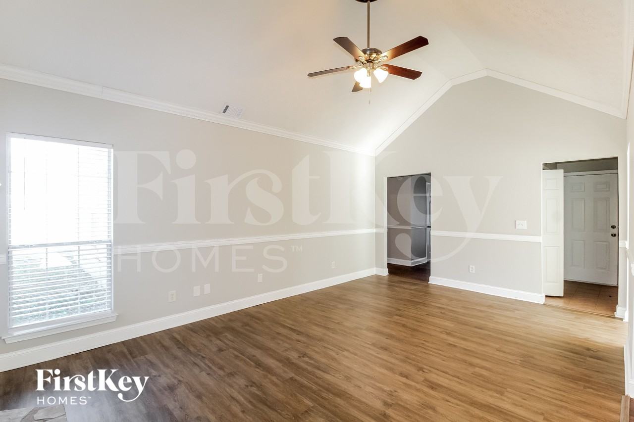 1005 Carrick Ct - Photo 4 of 15