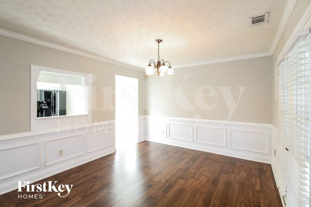 1005 Carrick Ct - Photo 5 of 15