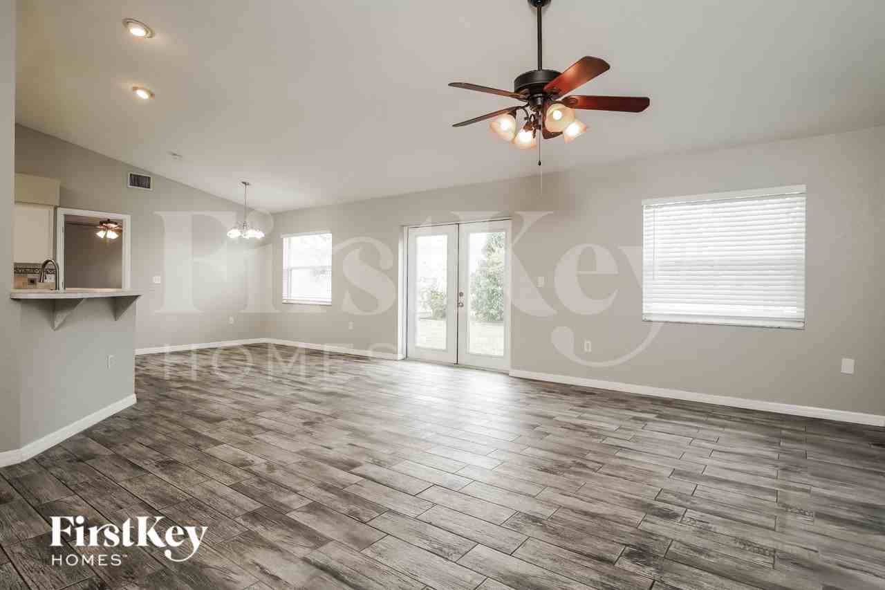 835 Summer Glen Dr - Photo 4 of 15