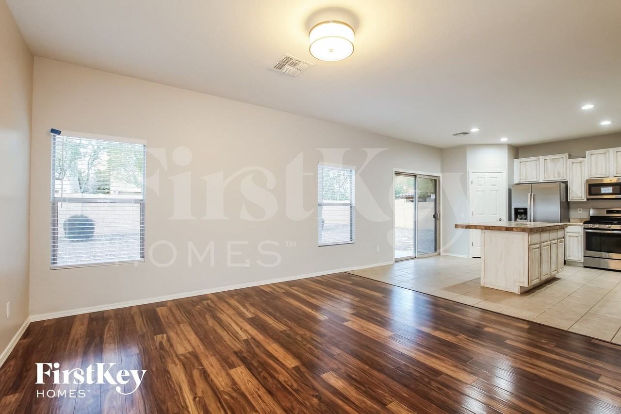 14210 W Mauna Loa Ln - Photo 4 of 15