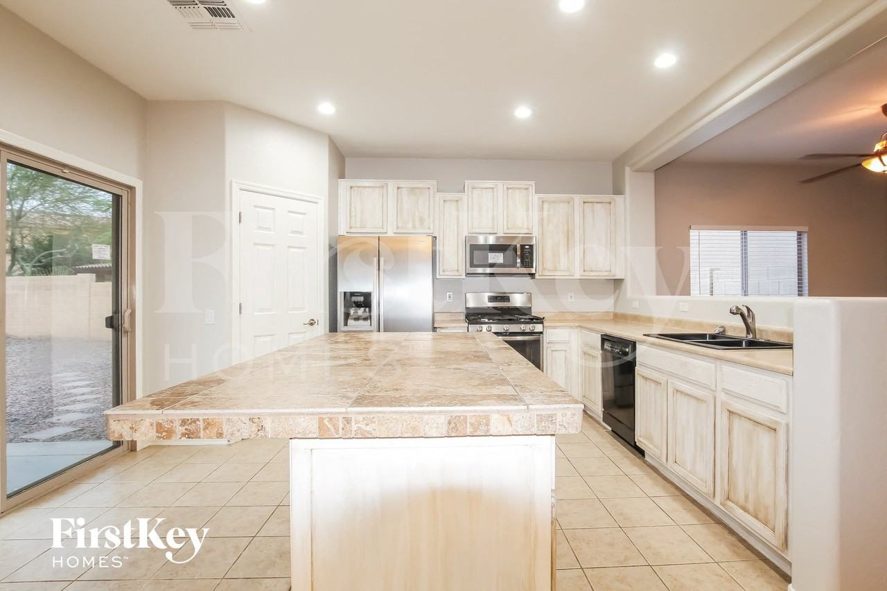14210 W Mauna Loa Ln - Photo 5 of 15
