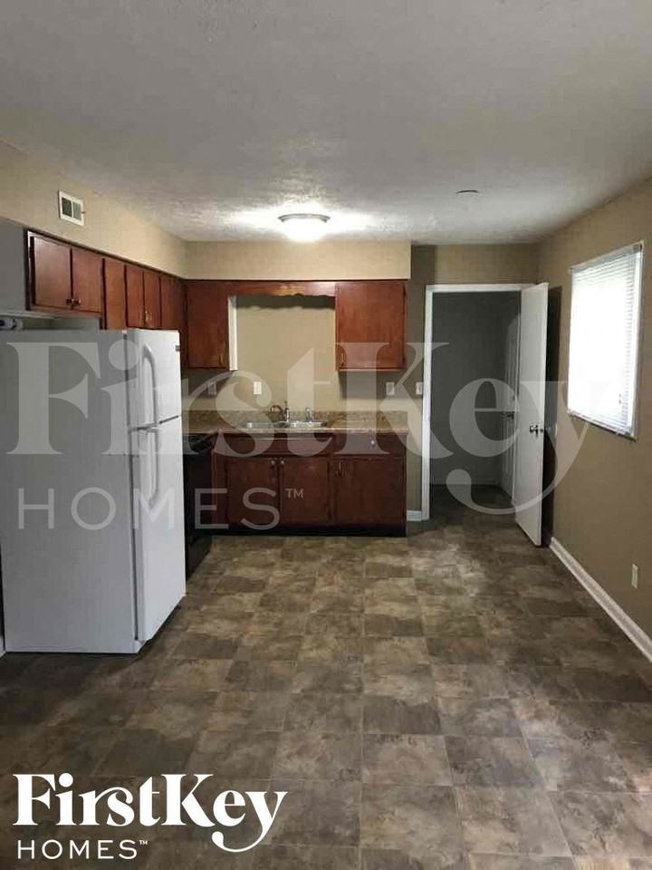 6111 Dry Den Ct - Photo 5 of 15