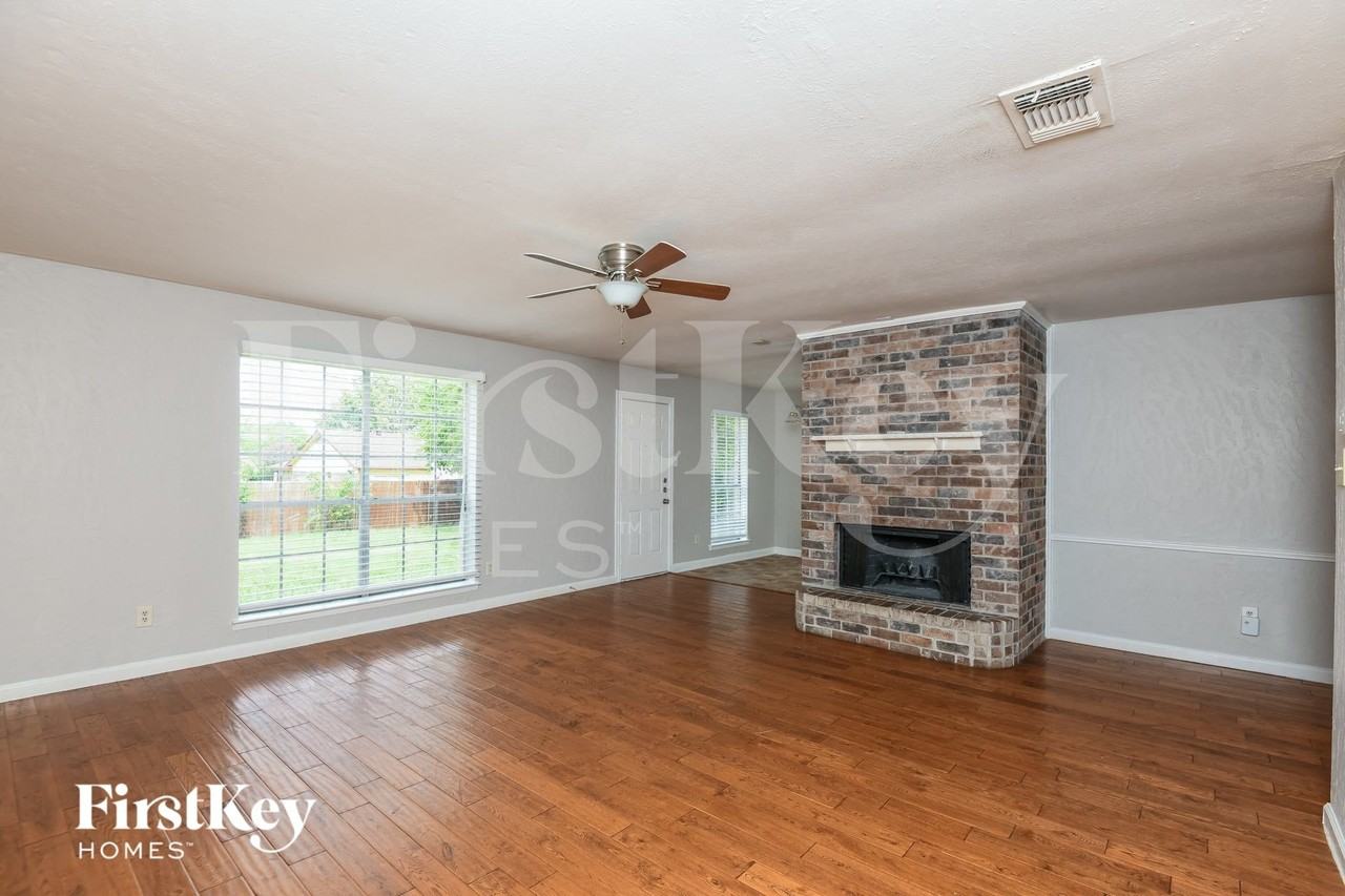 4912 Sandalwood Ln - Photo 3 of 15