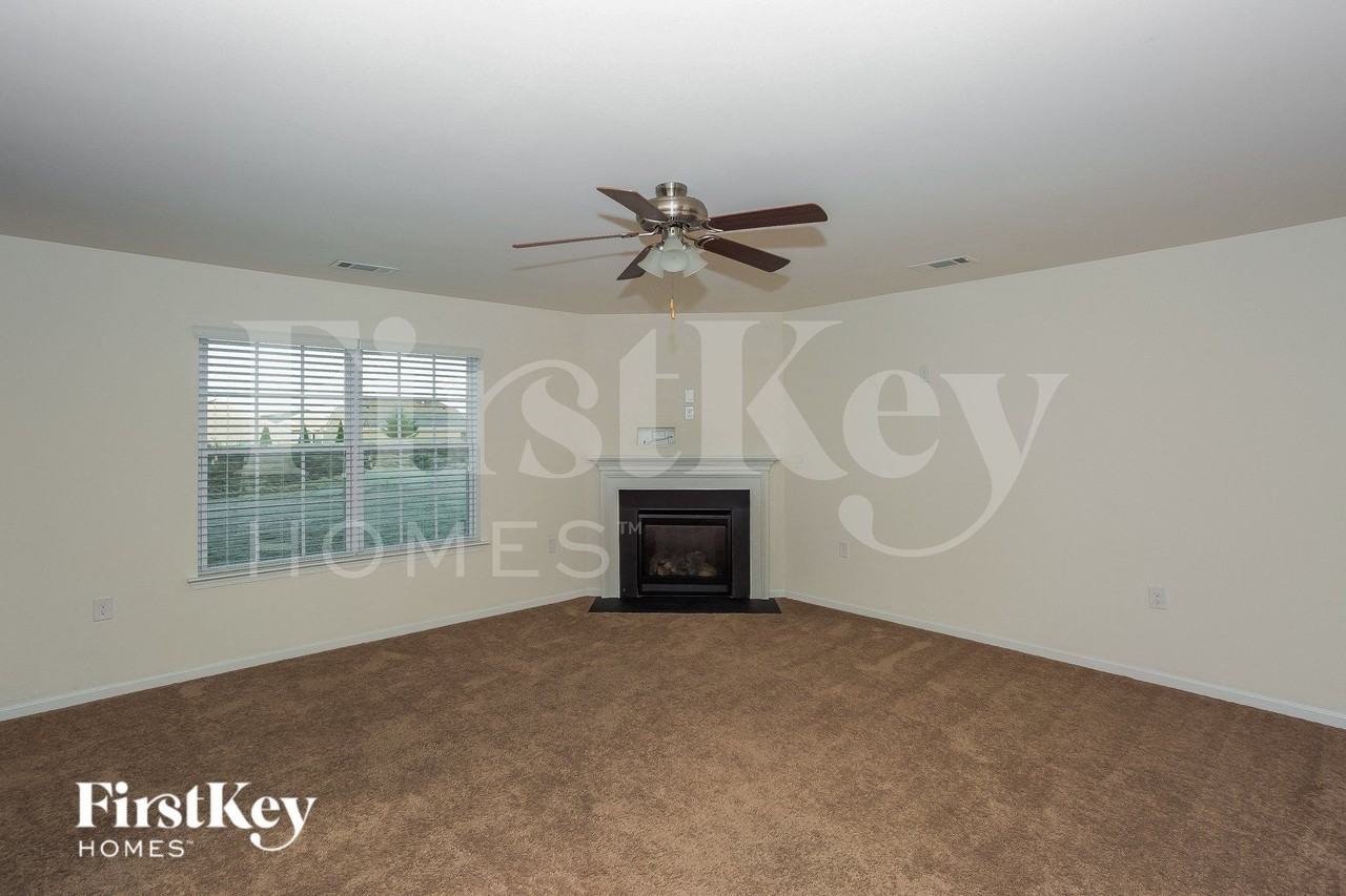 3282 Runneymede St Sw - Photo 4 of 15