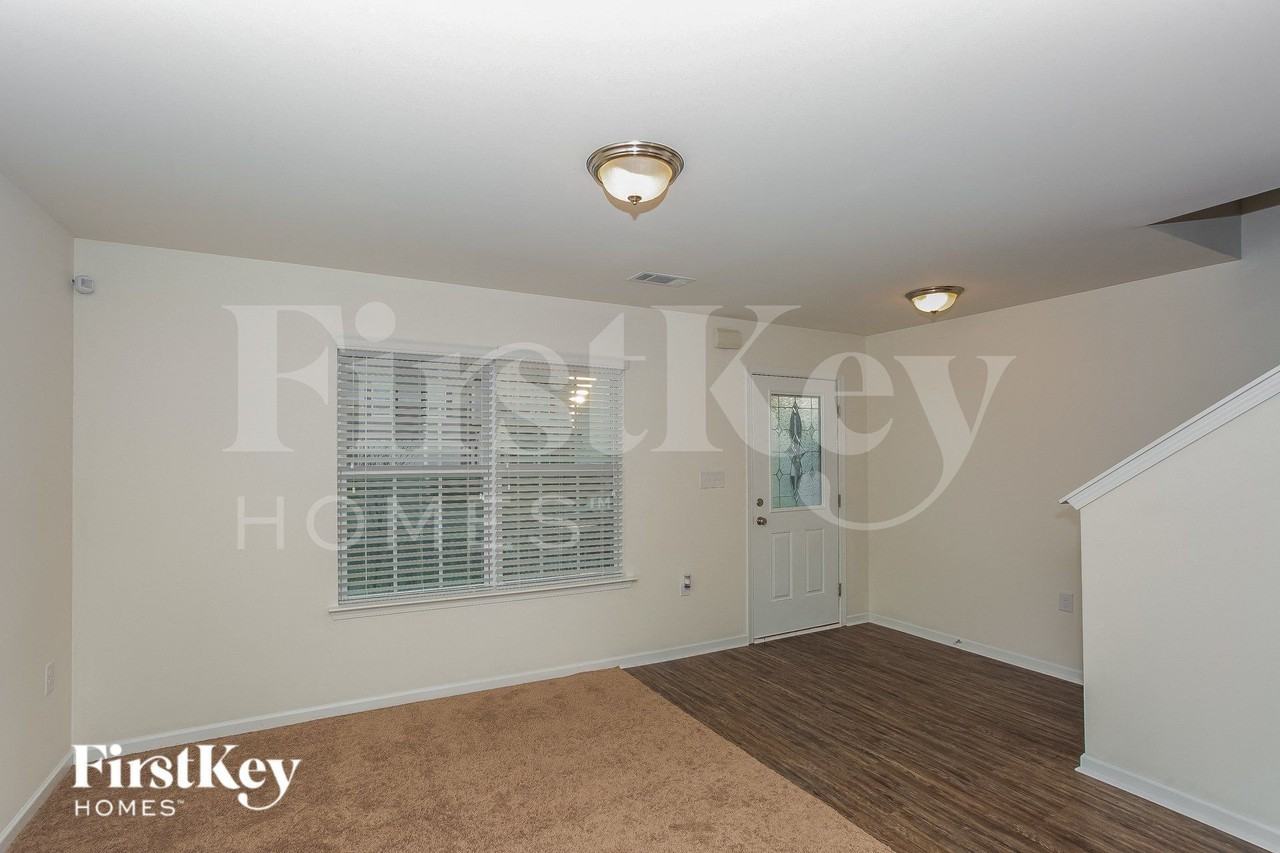 3282 Runneymede St Sw - Photo 5 of 15