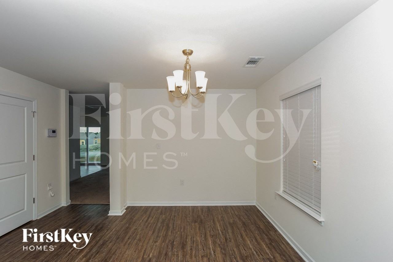 3282 Runneymede St Sw - Photo 6 of 15