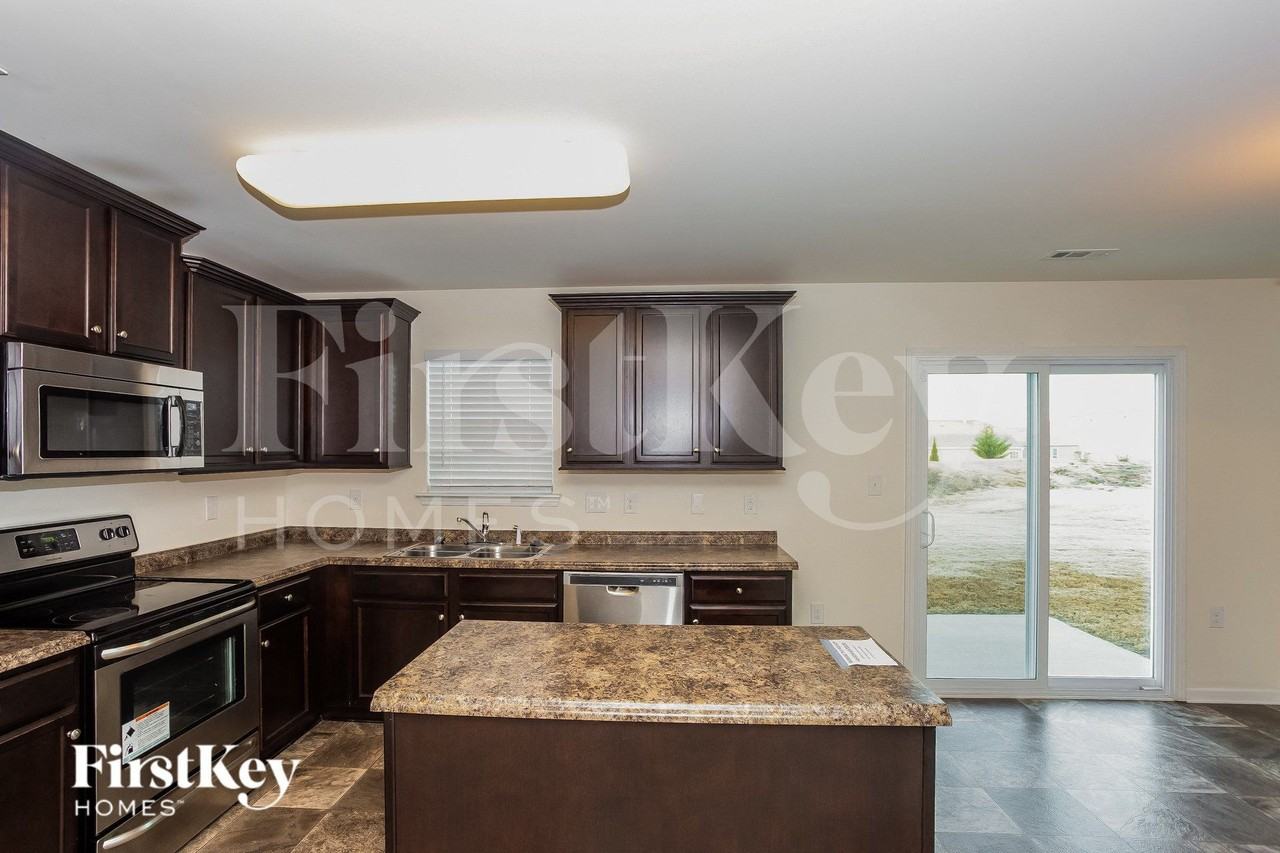 3282 Runneymede St Sw - Photo 7 of 15