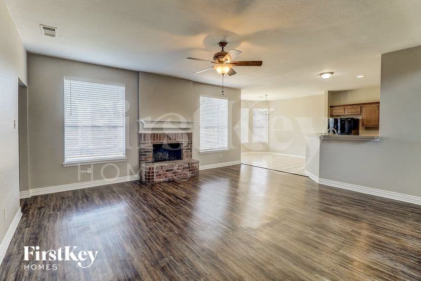3001 Creekbend Ct - Photo 3 of 16