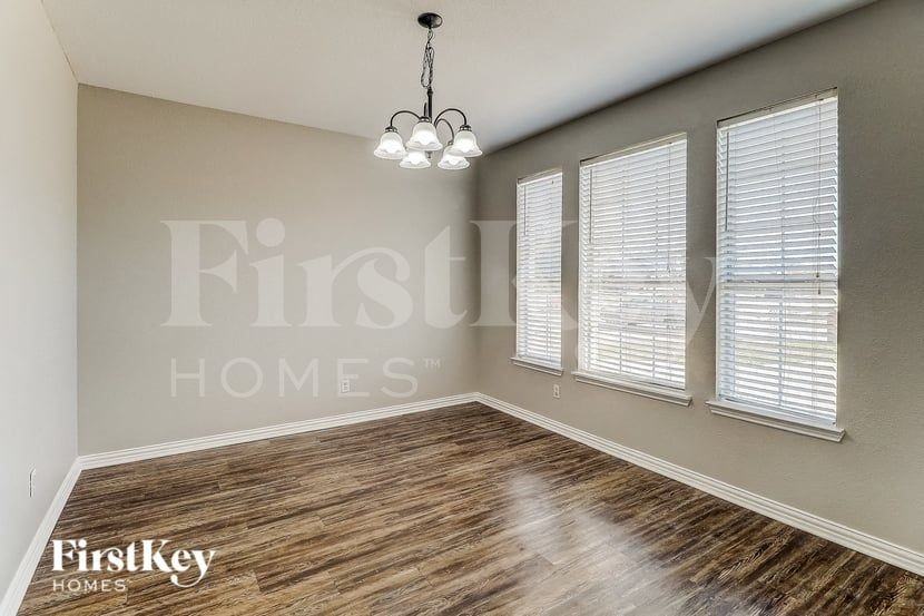 3001 Creekbend Ct - Photo 4 of 16