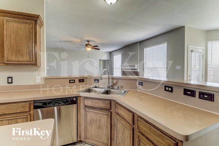 3001 Creekbend Ct - Photo 5 of 16