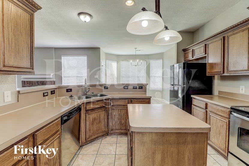 3001 Creekbend Ct - Photo 6 of 16
