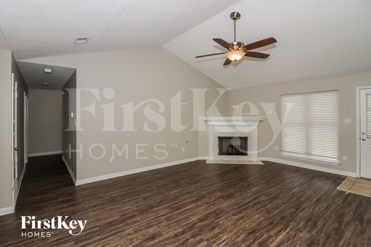 1836 Roy Dr - Photo 3 of 15