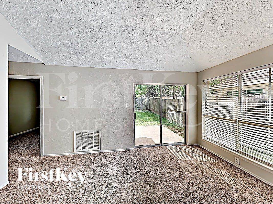 17326 Davenway Dr - Photo 4 of 13