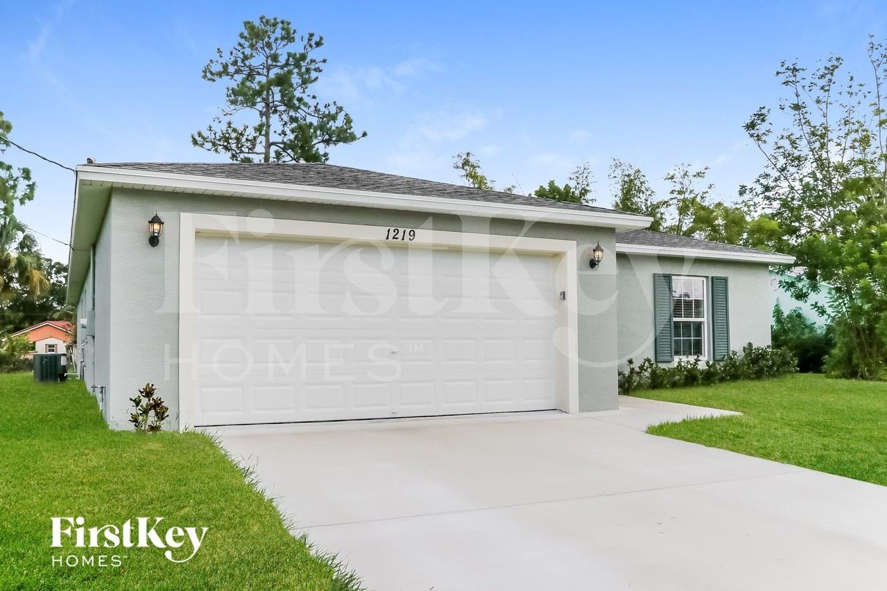 1219 Sw Jacqueline Ave - Photo 2 of 15