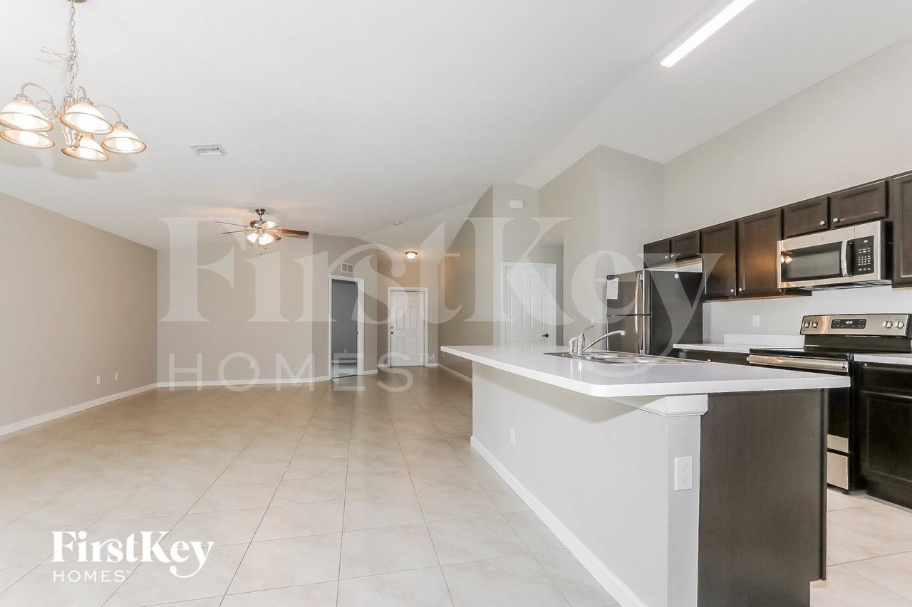 1219 Sw Jacqueline Ave - Photo 5 of 15