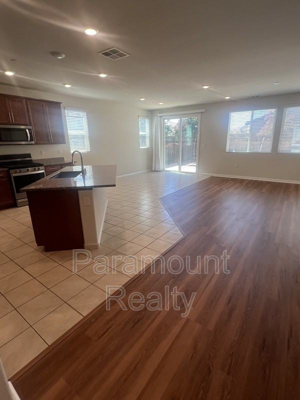 385 Savannah Way - Photo 4 of 36