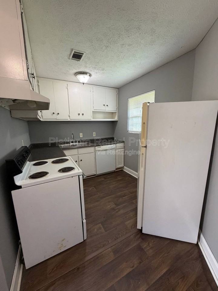 1492 Waverly Way #B4 - Photo 6 of 10