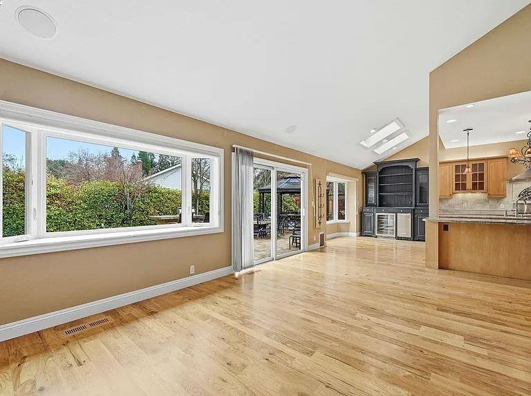 66 Oakridge Ct - Photo 3 of 15