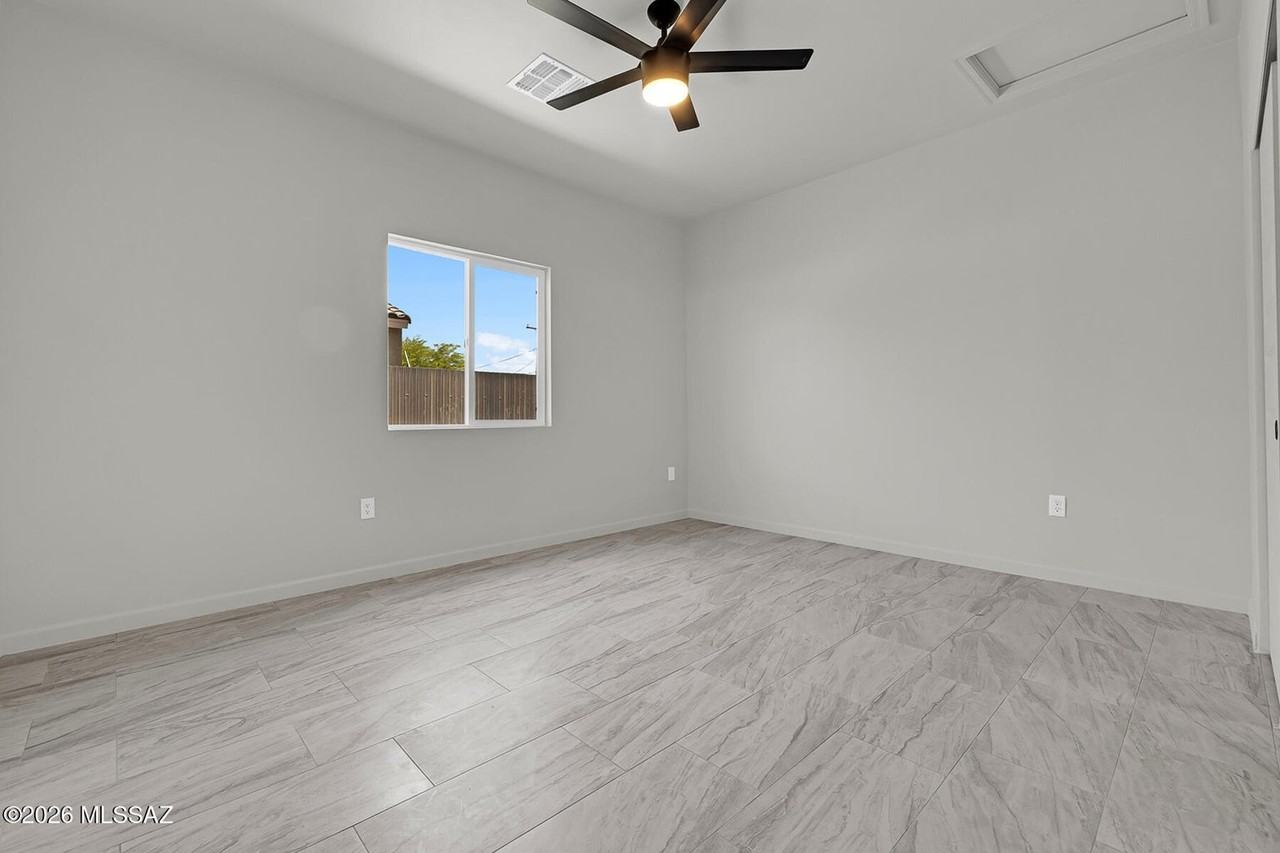 402 W Columbia St #1 - Photo 4 of 24