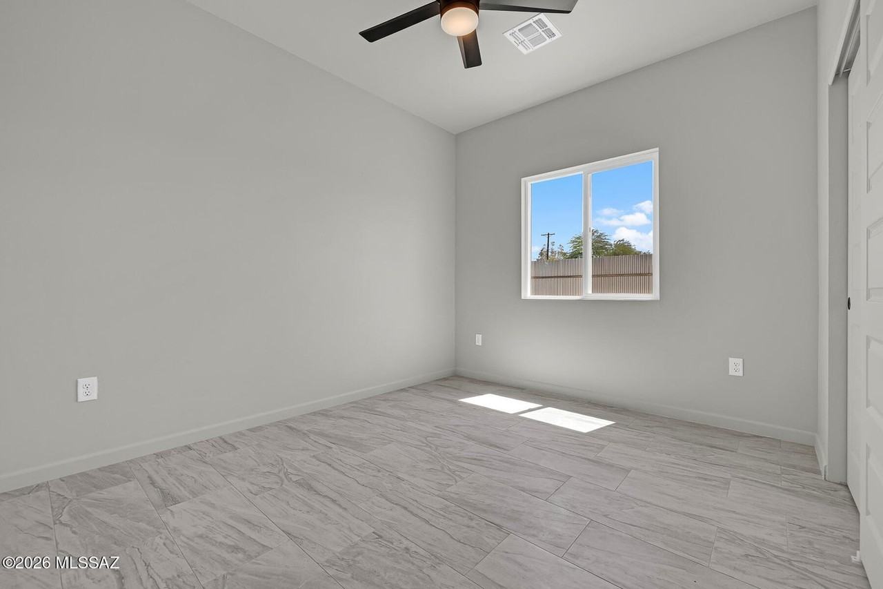 402 W Columbia St #1 - Photo 5 of 24