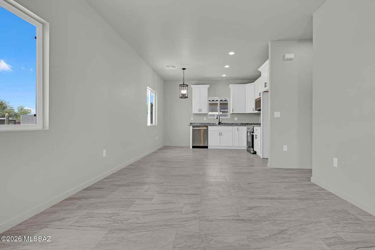 402 W Columbia St #1 - Photo 6 of 24