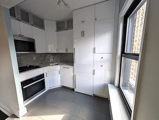 123 E 37Th St - Photo 3 of 7
