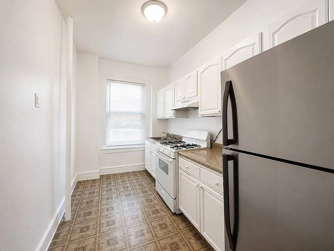 8320 Bay Pkwy - Photo 3 of 8