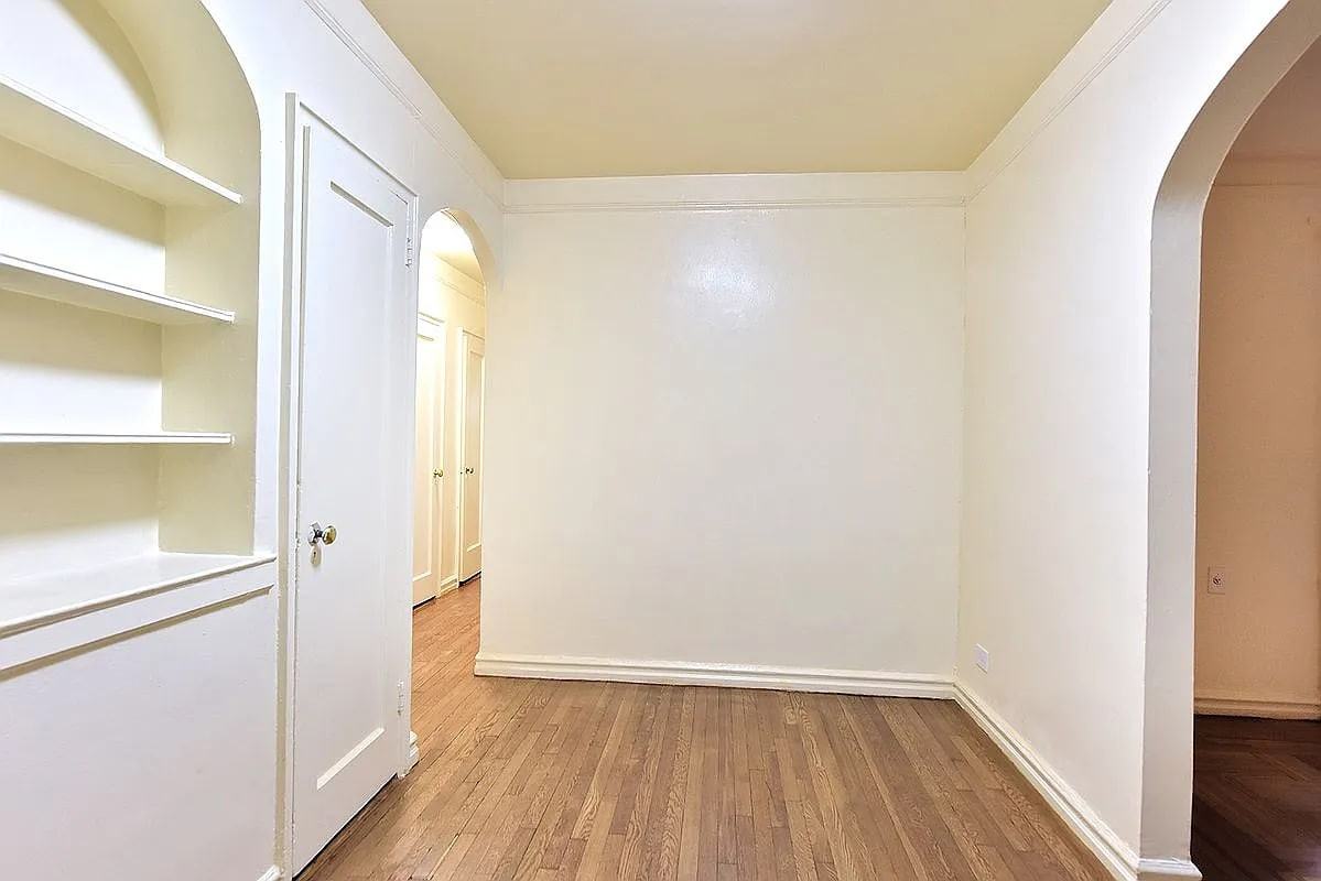 4301 46Th St - Photo 4 of 6
