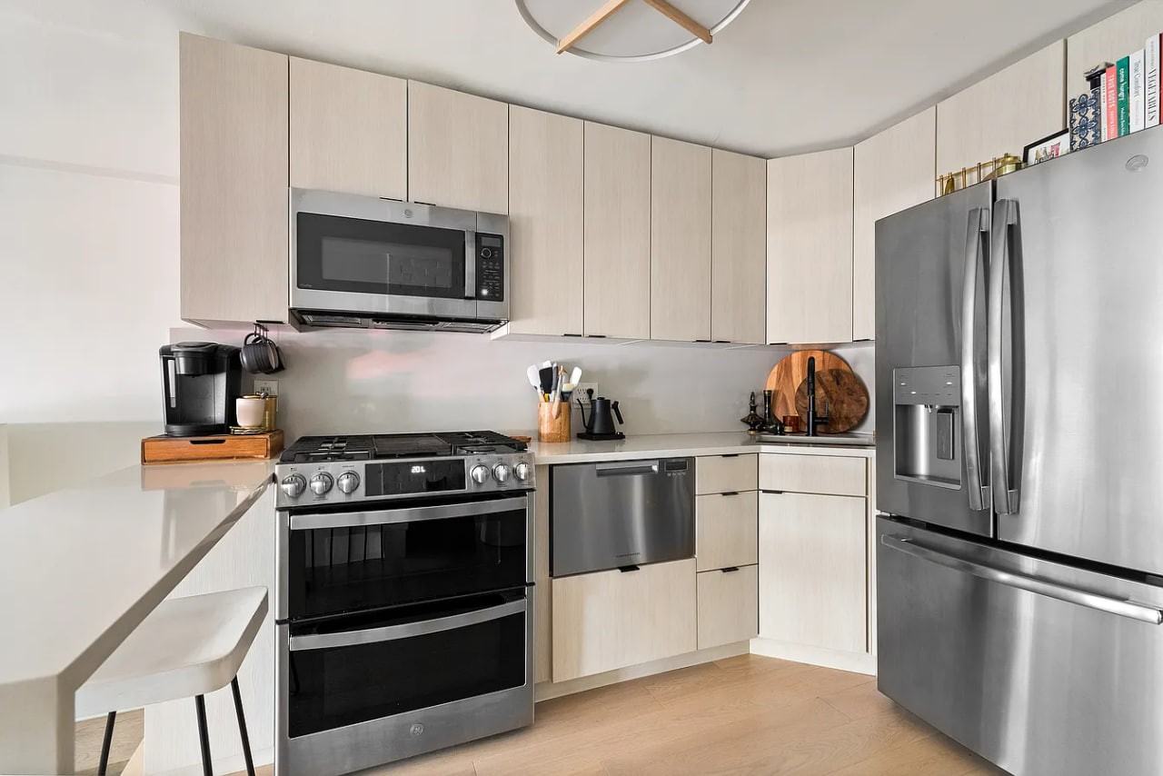 211 Thompson St - Photo 3 of 5