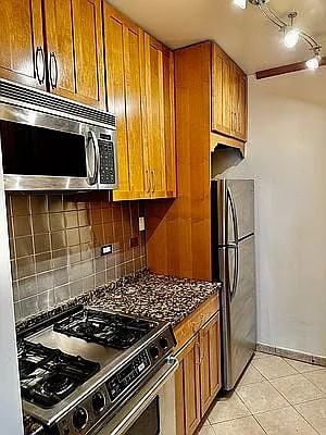 304 E 65Th St - Photo 3 of 10