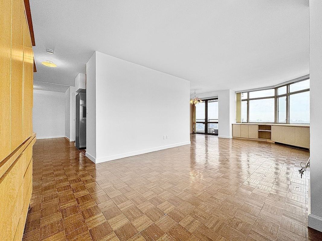 11201 Queens Blvd #18 - Photo 5 of 25