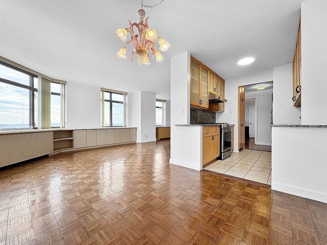 11201 Queens Blvd #18 - Photo 6 of 25