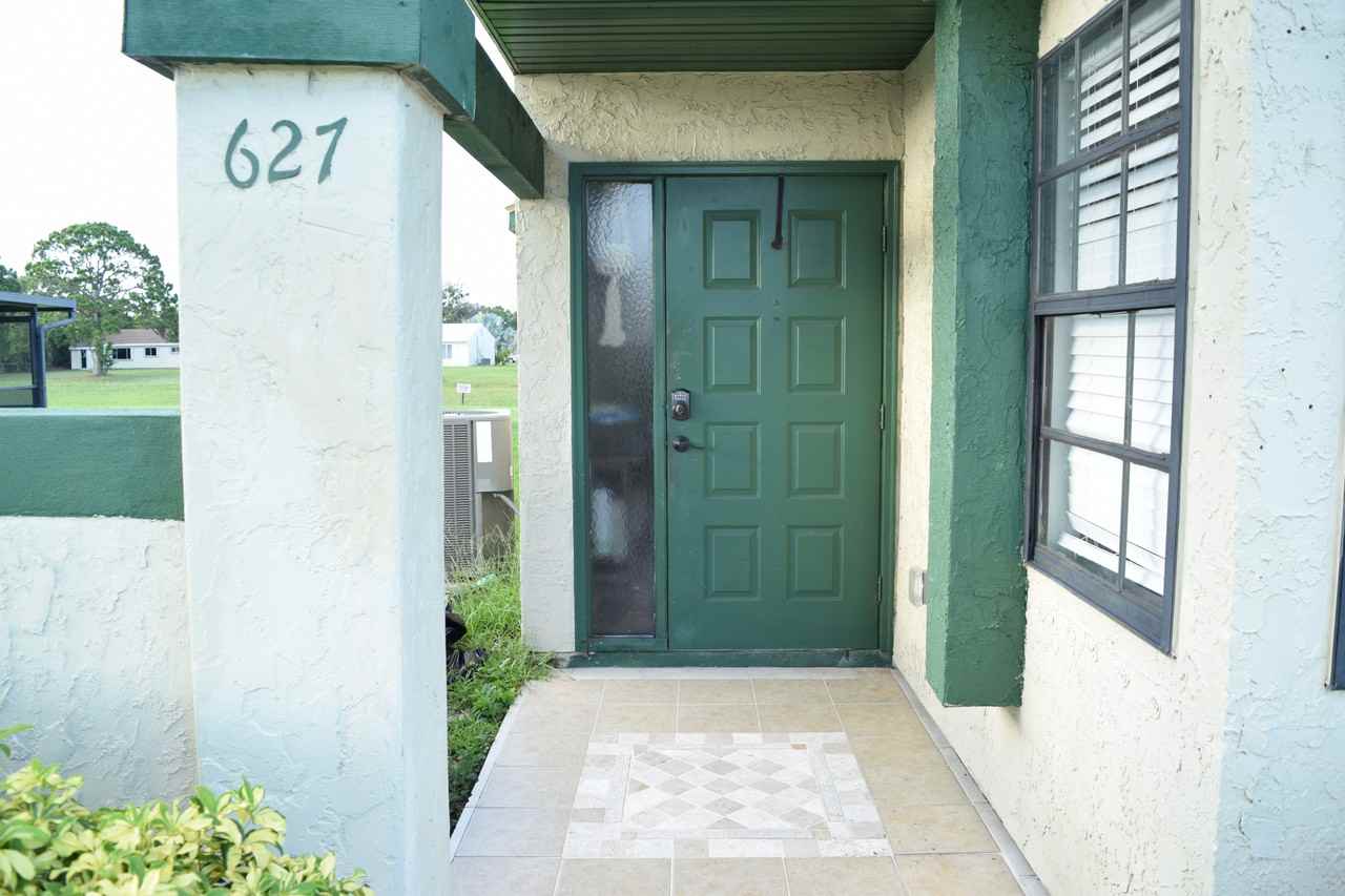 627 Sw Jeanne St #NA - Photo 2 of 24