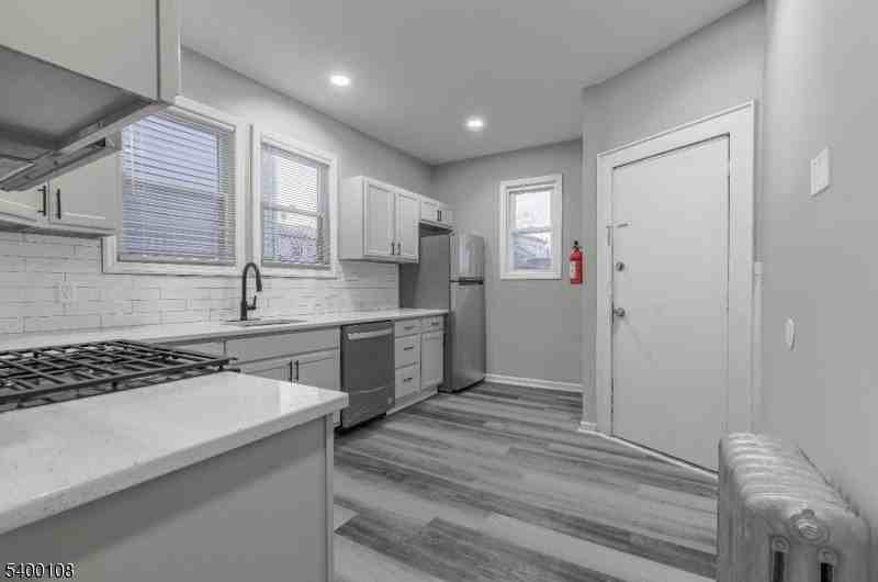 89 Sheridan St - Photo 3 of 11
