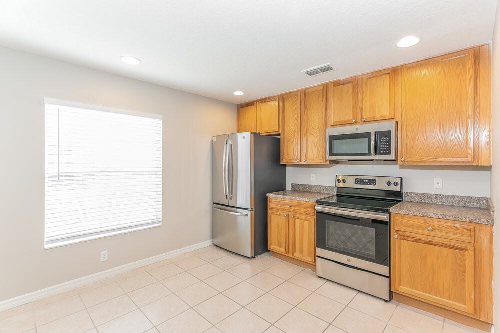 2221 Heathwood Cir - Photo 5 of 14