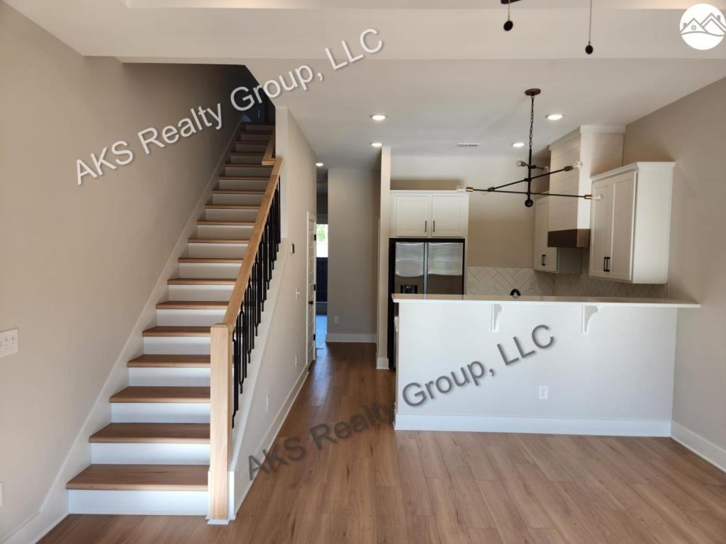 1202 Windsor Sq - Photo 2 of 14
